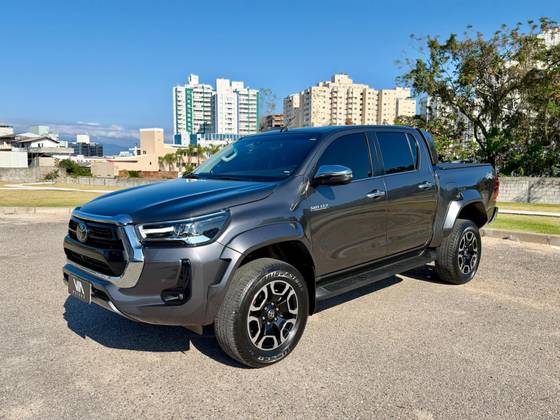 TOYOTA HILUX 2.8 D-4D TURBO DIESEL CD SRX PLUS 4X4 AUTOMÁTICO
